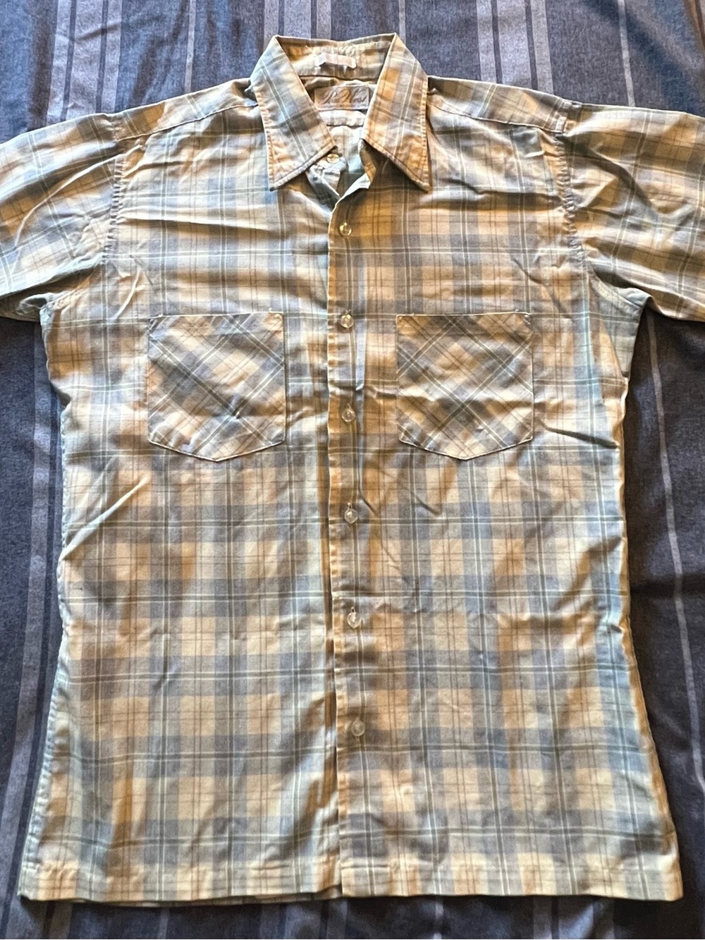 Men’s Medium Short-Sleeve Plaid Button-Down Shirt w/ stains